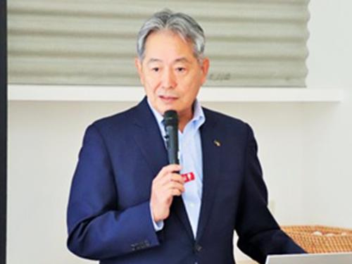 記者発表会であいさつする楢原純一取締役専務執行役員